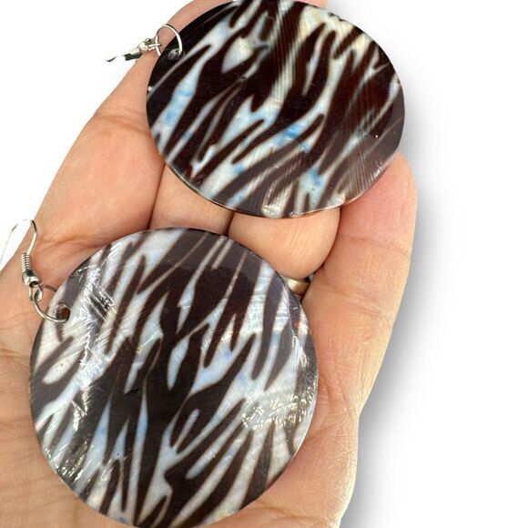 Chunky Round Sea Shell Dangle Earrings Zebra Textured Hook Clasp - Picture 5 of 6